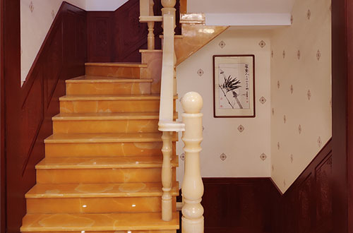 贵定中式别墅室内汉白玉石楼梯的定制安装装饰效果